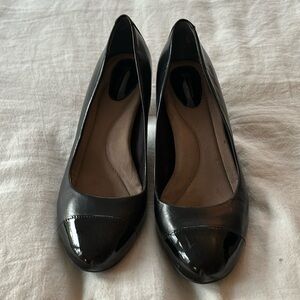 Giani Bernini Memory Foam leather pumps with patent black toe and 2" heel.